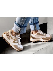Running beige, leopard, doré et blanc qui s'adaptera à un look sophistiqué ou décontracté.