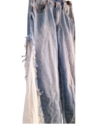 Jean long, évasé, stone washed de chez Sexy Woman, base effilochée, sublimé par sa broderie anglaise côtés extérieurs.