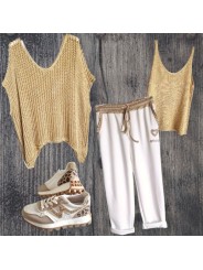 Pantajogg fluide écru, forme classique baggy, détails dorés.