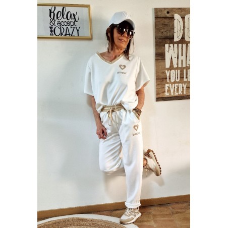 Pantajogg fluide écru, forme classique baggy, détails dorés.