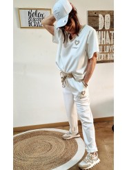 Pantajogg fluide écru, forme classique baggy, détails dorés.