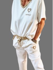 Pantajogg fluide écru, forme classique baggy, détails dorés.