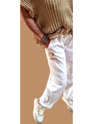 Pantajogg fluide écru, forme classique baggy, détails dorés.
